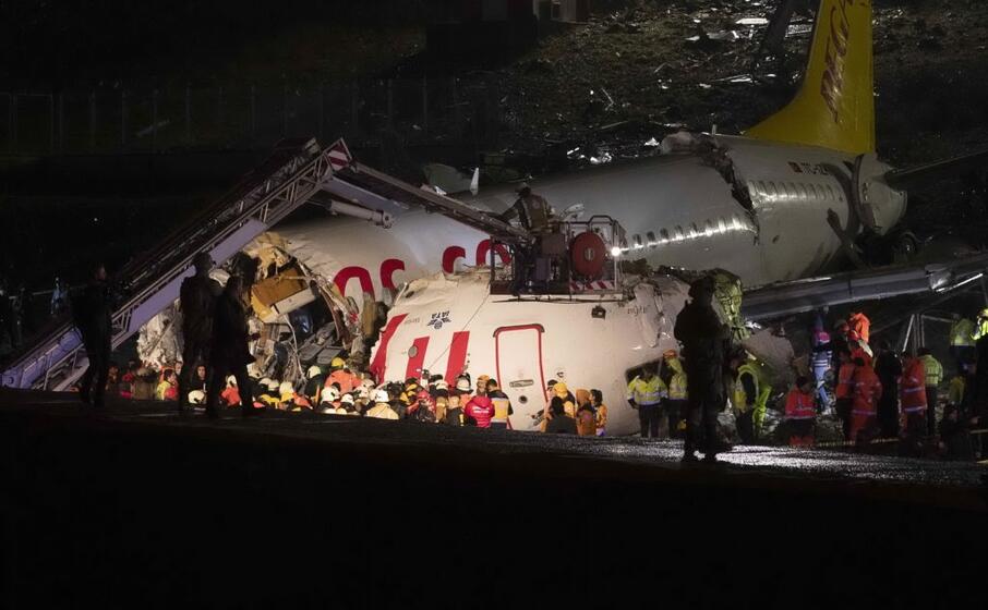 dramma a istanbul un aereo si spezza in due in fase di atterraggio