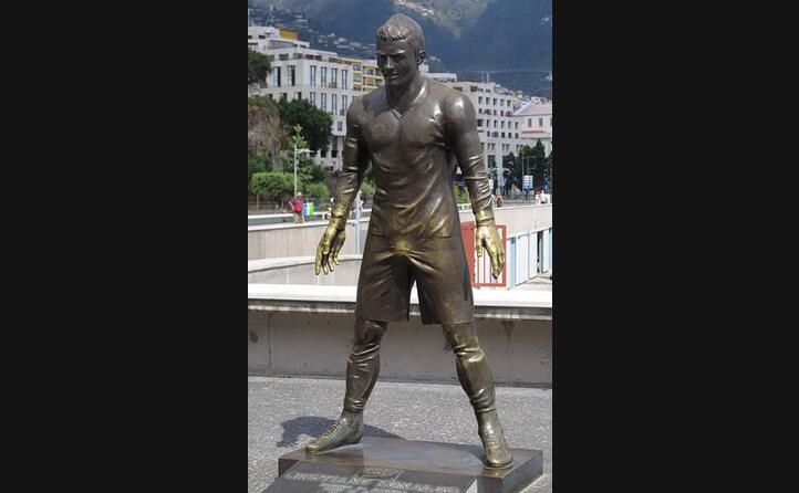 la scultura di bronzo realizzata da ricardo velosa per il museu cr7 di funchal