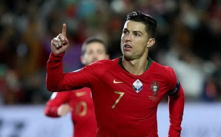 tanti auguri cristiano ronaldo il capitano del portogallo compie 35 anni