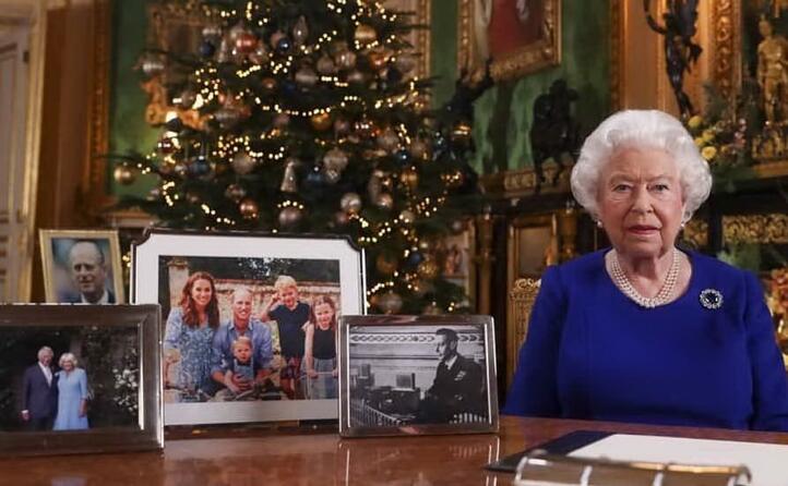 foto di famiglia (senza harry e meghan) e l albero di natale