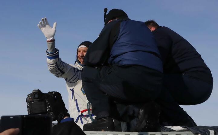 parmitano aiutato nell uscita dalla soyuz