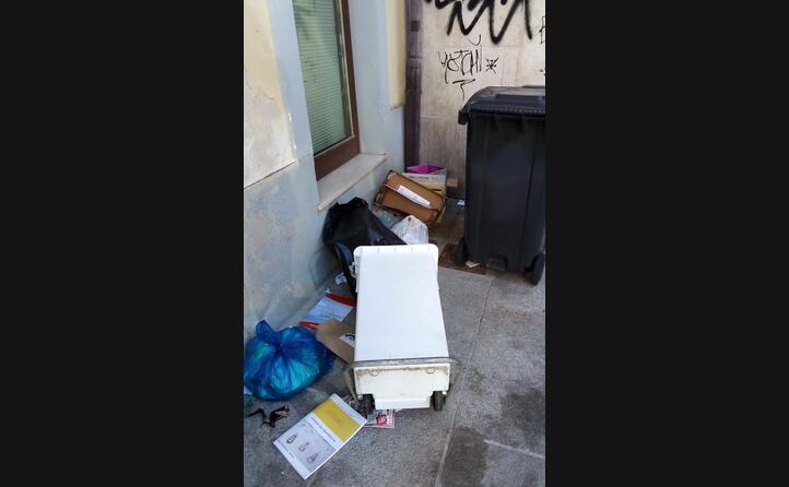 rifiuti accatastati sul marciapiede