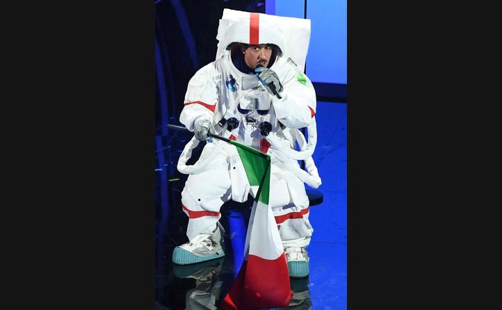 francesco gabbani vestito da astronauta canta l italiano