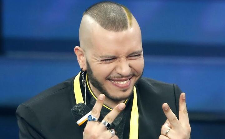 marco sentieri in gara con i giovani ha esibito una striscia gialla sulla testa