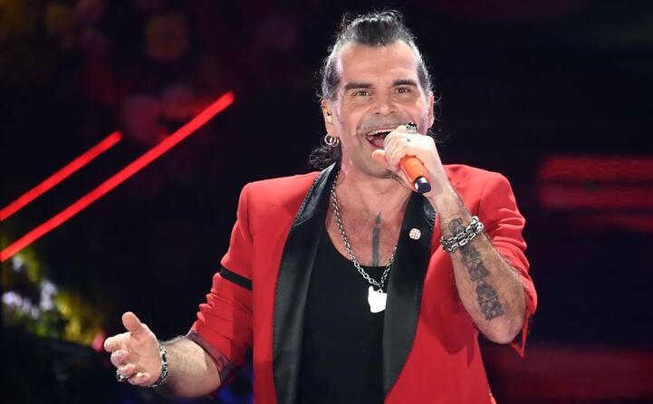 piero pel con la spilla della bandiera sarda