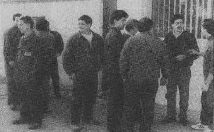 gli operai della sua ditta la jason