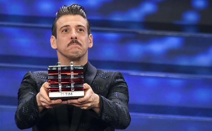 al secondo posto c francesco gabbani con l italiano