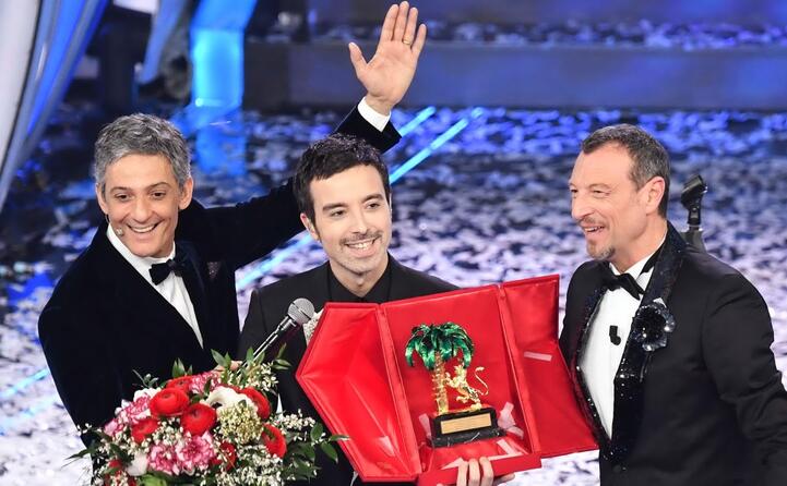 fiorello e amadeus premiano il vincitore che dedica il successo alla sua citt