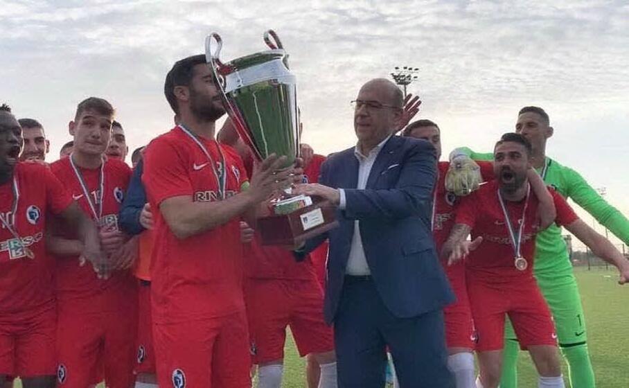 gianni cadoni consegna la coppa al capitano del carbonia marcello angheleddu