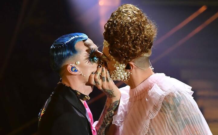 il bacio tra achille lauro e boss doms