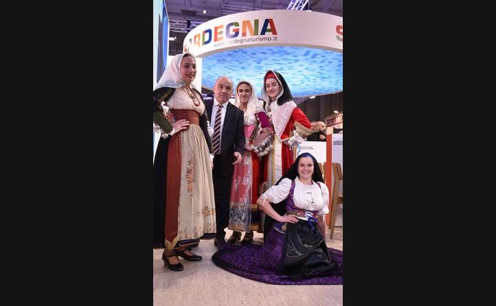 l assessore chessa e le ragazze dello stand