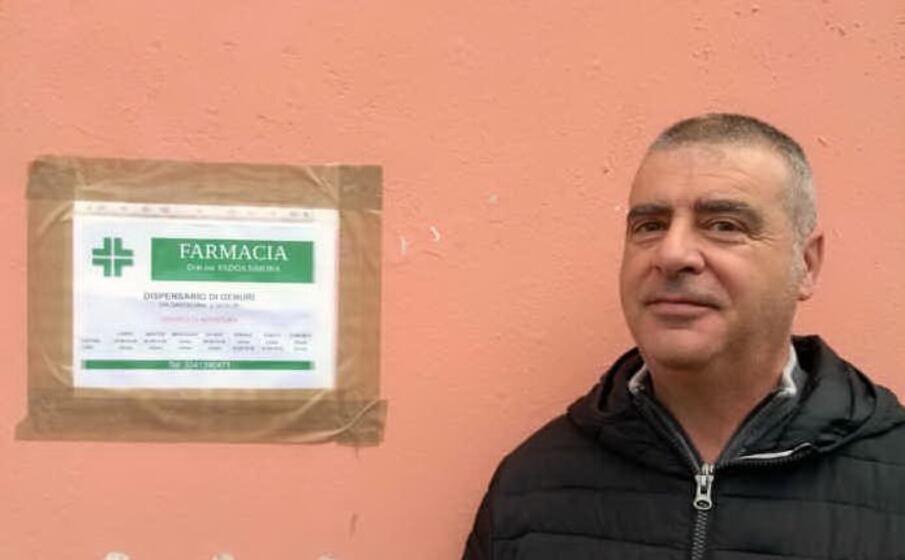 il sindaco di genuri davanti al dispensario farmaceutico (foto antonio pintori)