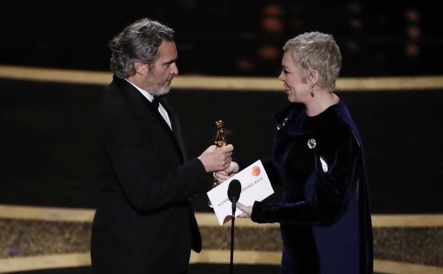 joaquin phoenix con olivia colman alla cerimonia degli oscar (epa laurent)