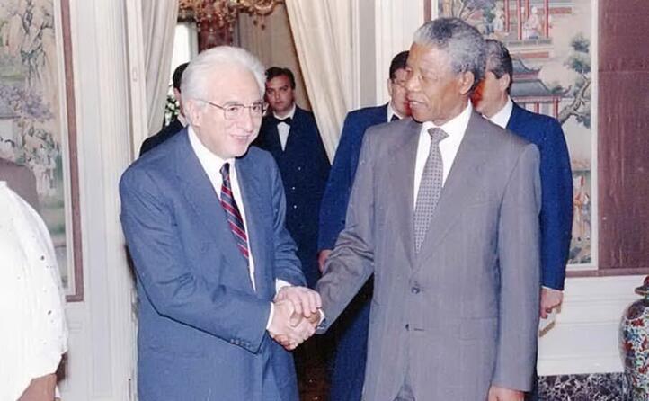 il presidente francesco cossiga e mandela nel 1990