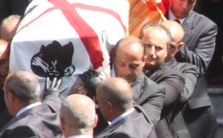 la bara di cossiga avvolta da una bandiera sarda