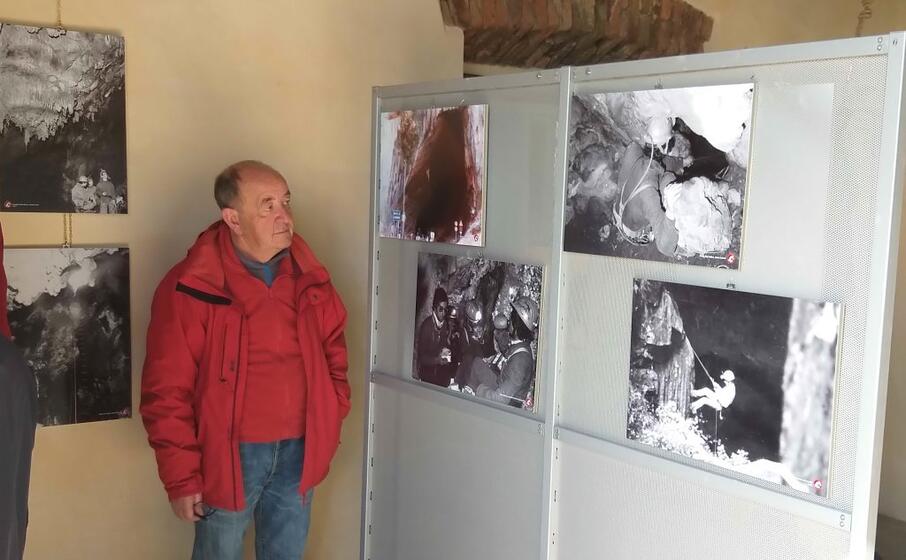 il presidente dello speleo club domusnovas angelo naseddu 65 anni davanti ad alcuni storici scatti (l unione sarda foto farris)