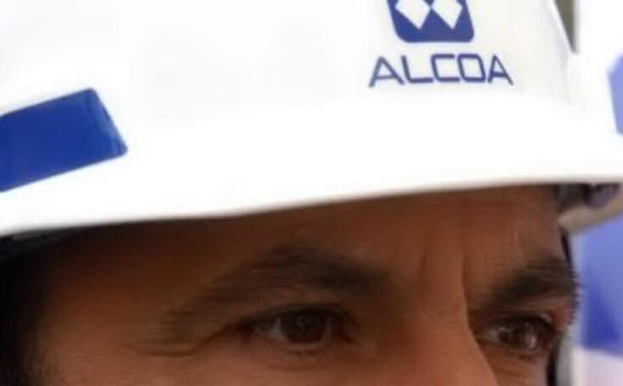 un operaio ex alcoa (archivio l unione sarda)