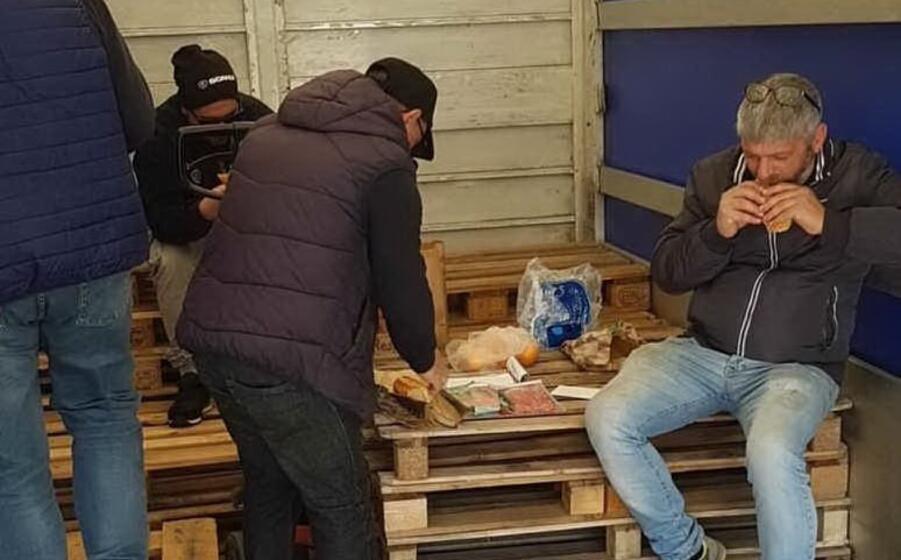 i passeggeri accampati sul molo (foto e sanna)