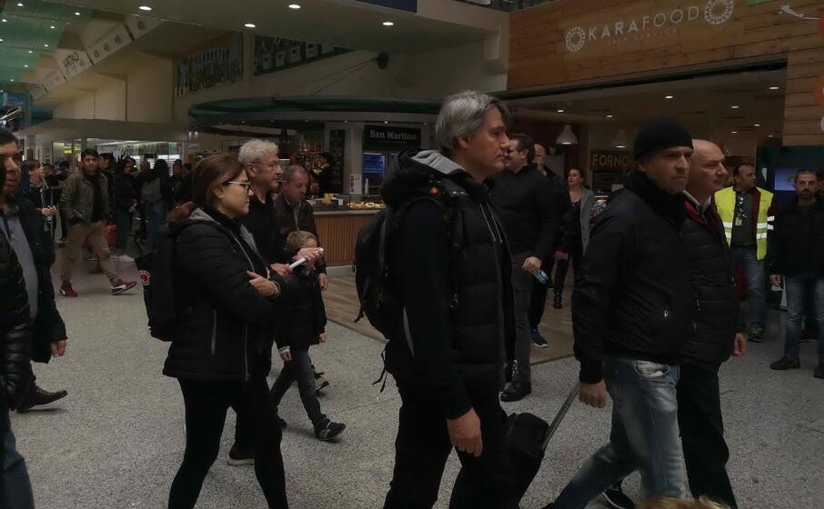 i partecipanti erano vestiti di nero e trascinavano valigie (ansa sias)