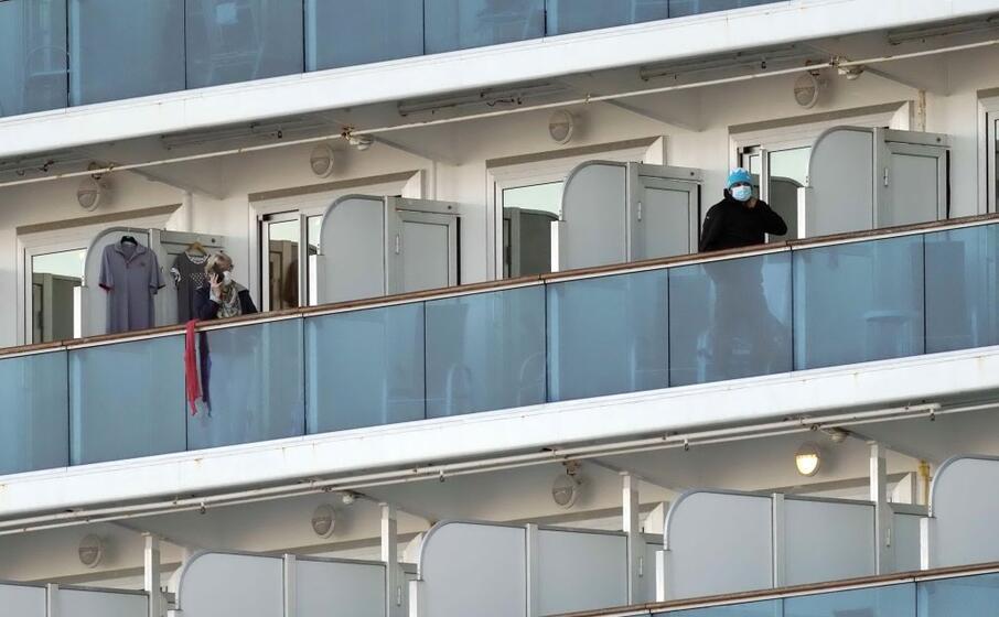 i viaggiatori sui balconi delle cabine