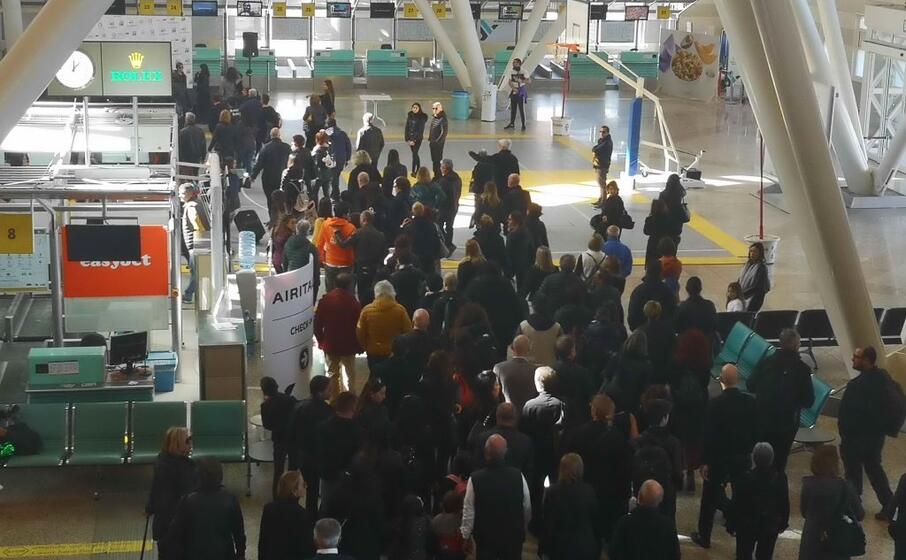 il corteo silenzioso dei dipendenti di air italy (ansa sias)