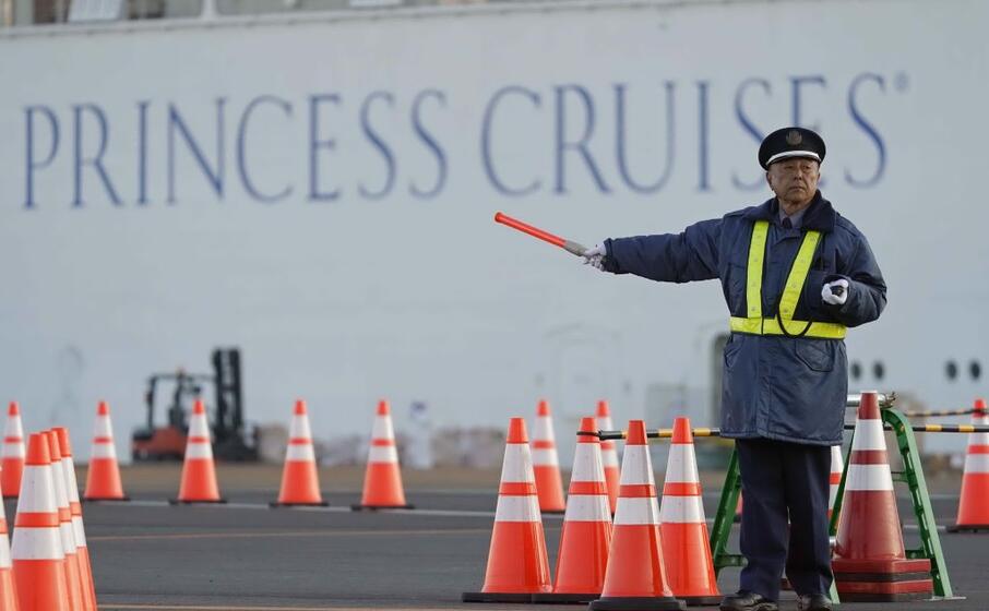 il sottobordo della diamond princess bloccata al porto giapponese di yokohama
