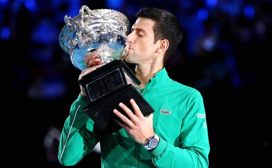 nole djokovic bacia la coppa vinta a melbourne (archivio l unione sarda)
