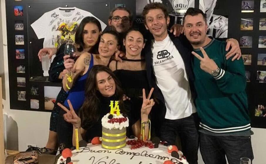 valentino rossi con la fidanzata francesca sofia novello e gli amici (foto instagram)