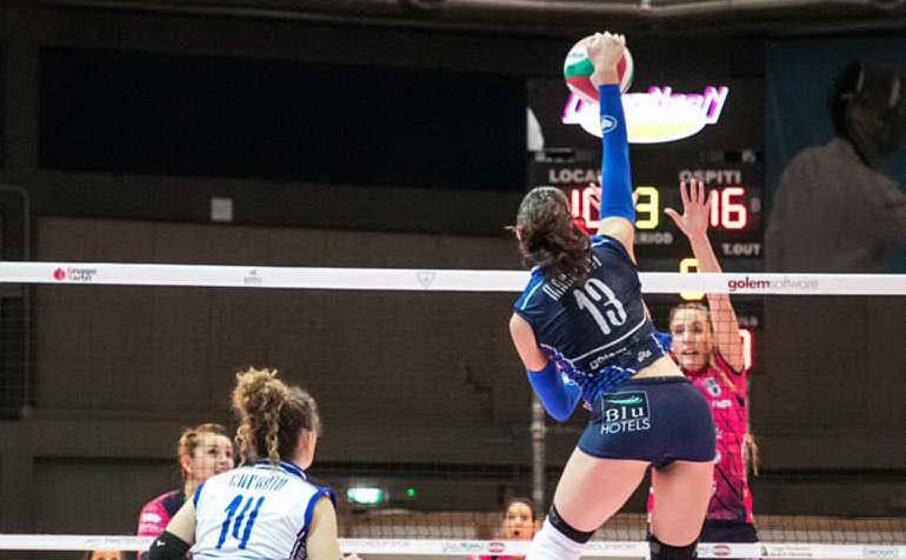 un attacco di ilaria maruotti miglior realizzatrice dell hermaea contro ravenna (foto ilenia giagnoni)
