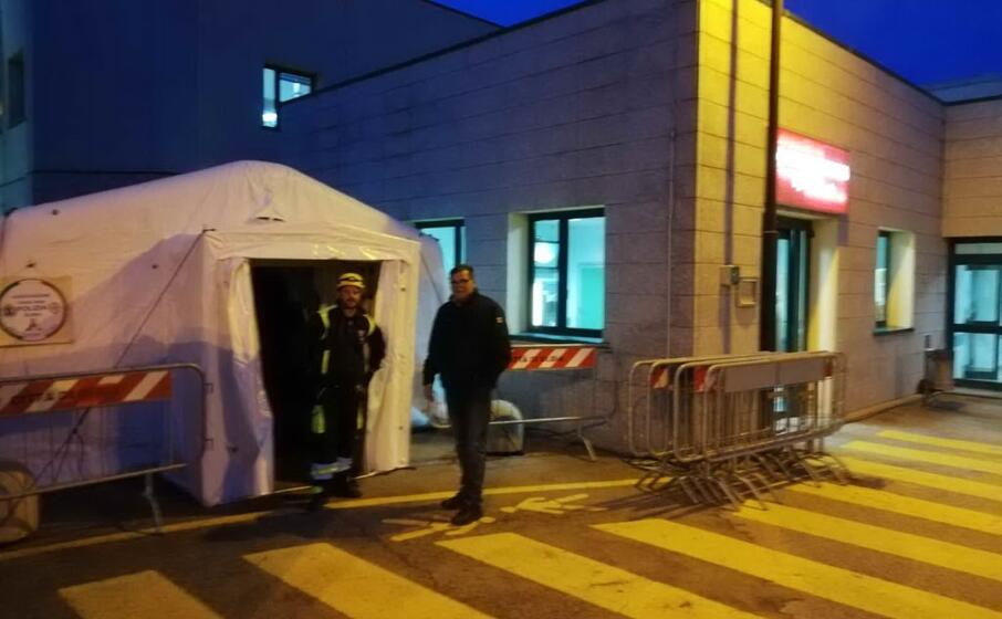 una tenda allestita davanti al san giovanni paolo ii (foto c de roberto)