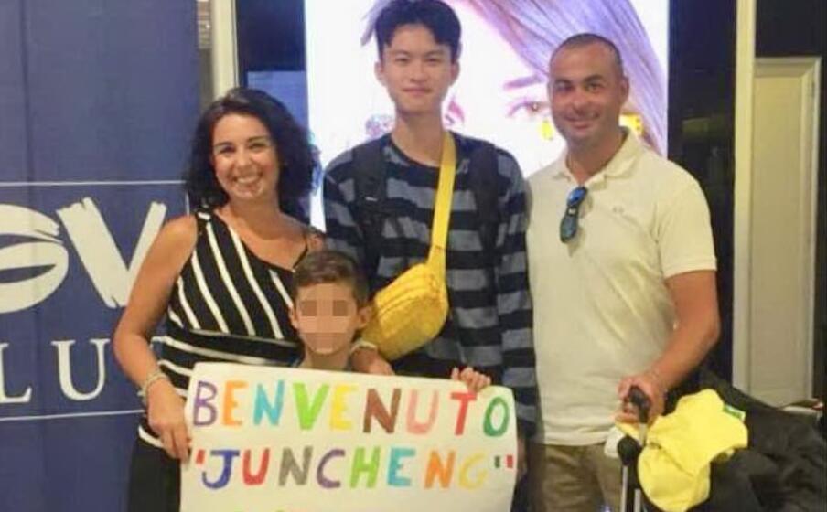juncheng al suo arrivo in sardegna accolto da stefania piras mauro secci ed edoardo (l unione sarda foto sanna)