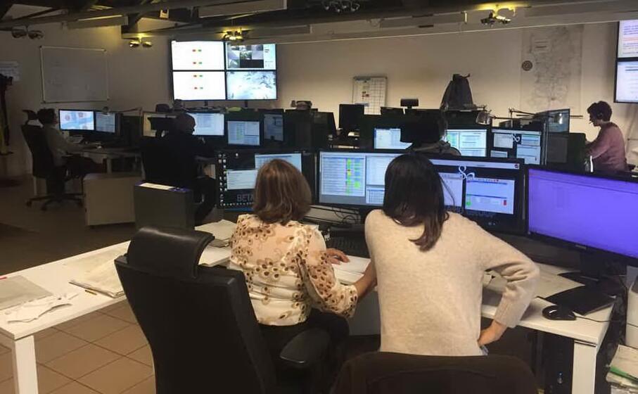 la centrale operativa del 118 di cagliari presa d assalto dalle chiamate dei cittadini allarmati (foto l unione sarda)