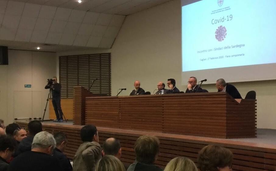 assessori e direttori generali in fiera a cagliari con i sindaci della sardegna (foto ro mu)