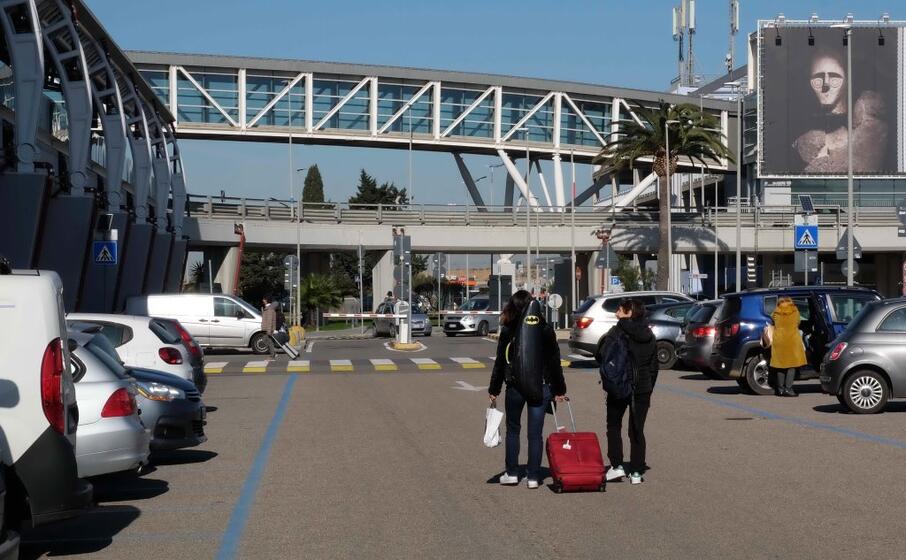 l aeroporto di elmas (archivio l unione sarda ungari)