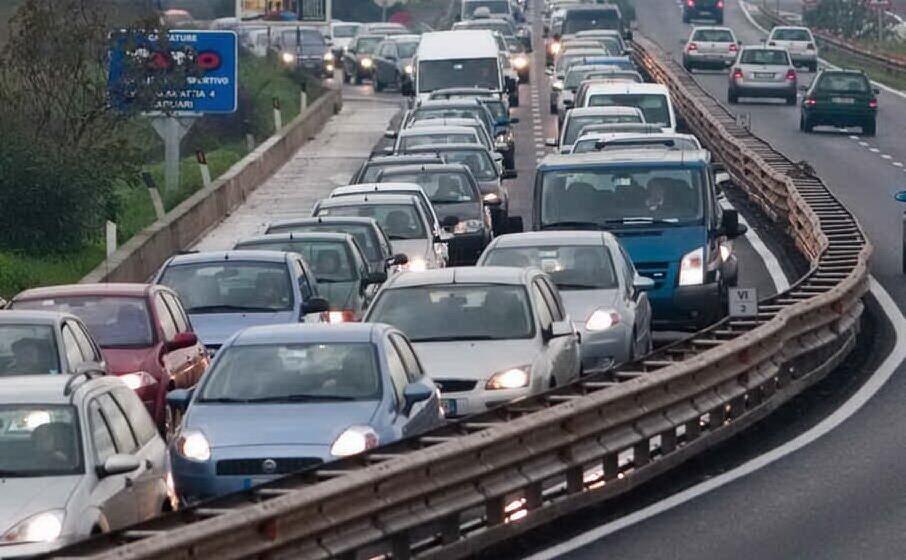 auto in coda (archivio l unione sarda)