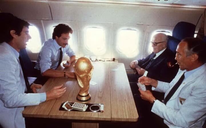 la celebre partita a scopone sull aereo di ritorno dal trionfo ai mondiali 1982