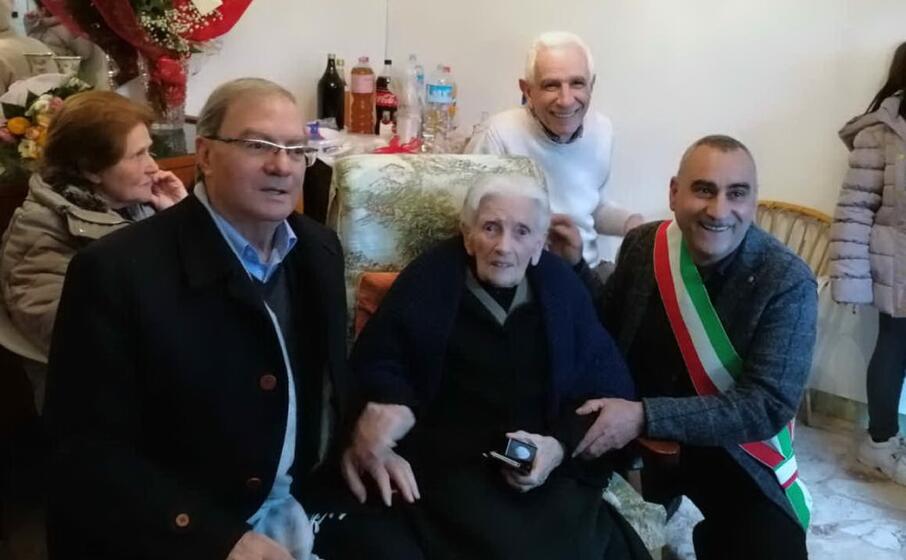 la centenaria col sindaco e il parroco (foto antonio pintori)
