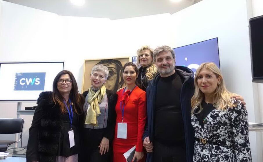 la stilista antonella fini accanto a irene pivetti in una foto di gruppo (ufficio stampa)