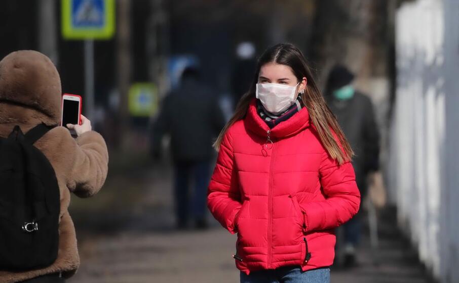 una ragazza con la mascherina (ansa zenkovich)