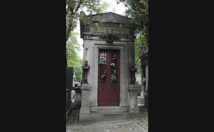la tomba in suo onore al cimitero di pere lachaise a parigi