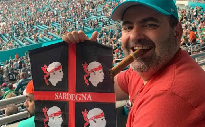 andrea fadda all hard rock stadium di miami con il vessillo dei quattro mori