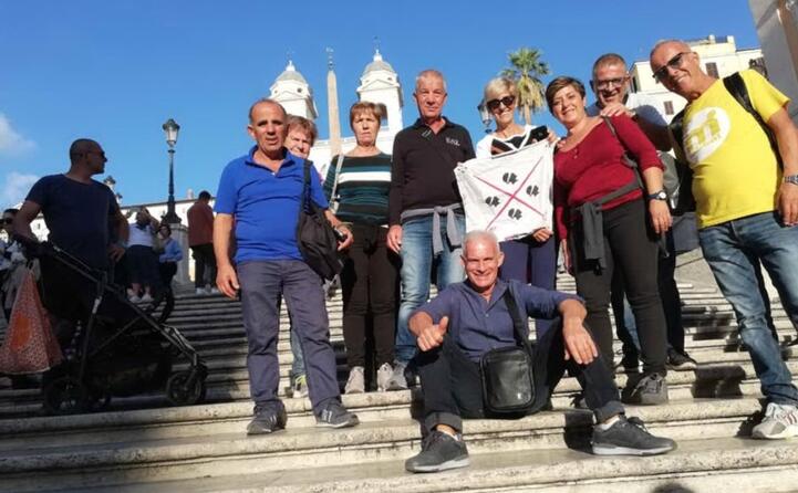 antonio maria giovanna antonello giancarlo giuliana rina carlo paola tutti insieme a roma sulla scalinata di trinit dei monti a roma