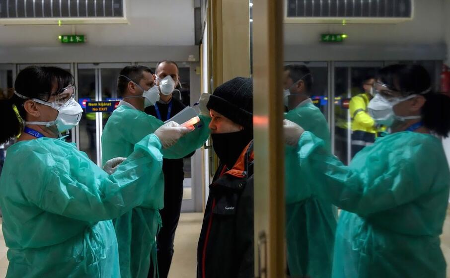 controlli in aeroporto (epa)