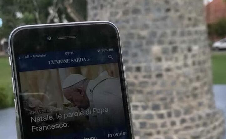 davanti alla riproduzione di un nuraghe a la plata provincia di buenos aires da anna