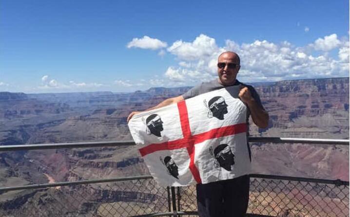 efisio spanu da pula in posa con la bandiera sarda al grand canyon negli stati uniti