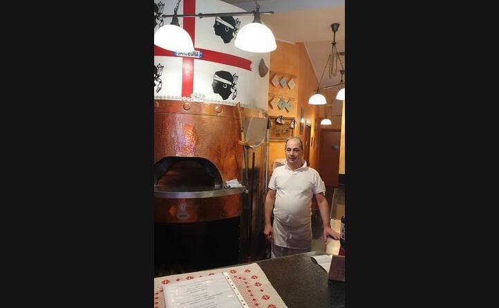 gianni mugheddu da samugheo oggi a milano davanti al forno brandizzato con i quattro mori