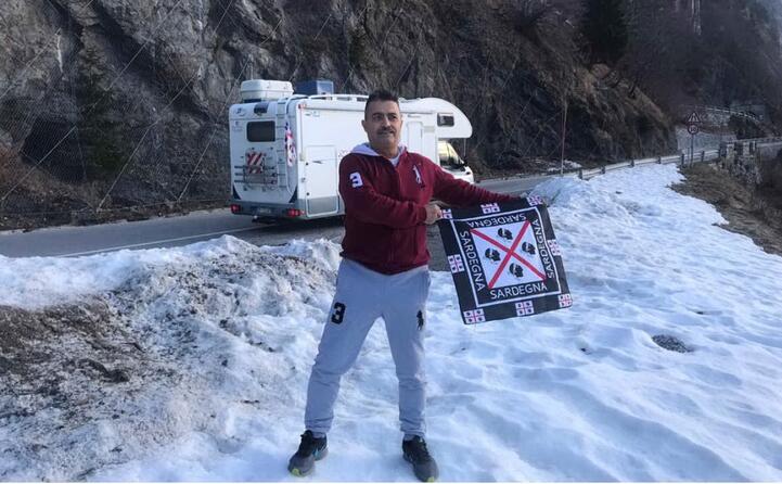 la bandiera sarda sulla neve tedesca a reit im winkl in baviera lo scatto di gianni zuddas di arbus