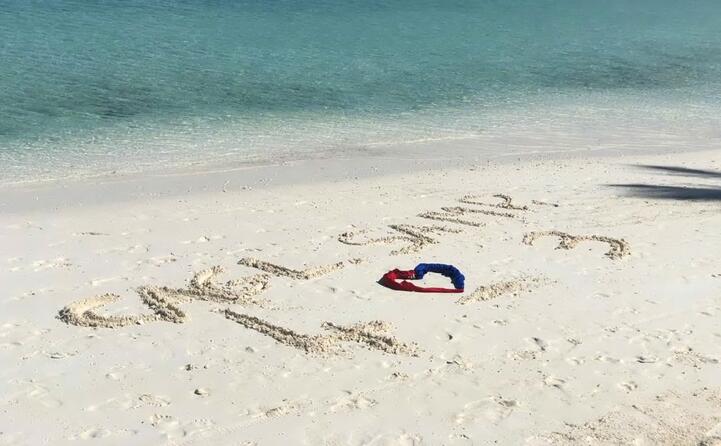 onore alla vittoria del cagliari dalle spiagge delle maldive (foto di ale carta e carla secci da villaputzu)