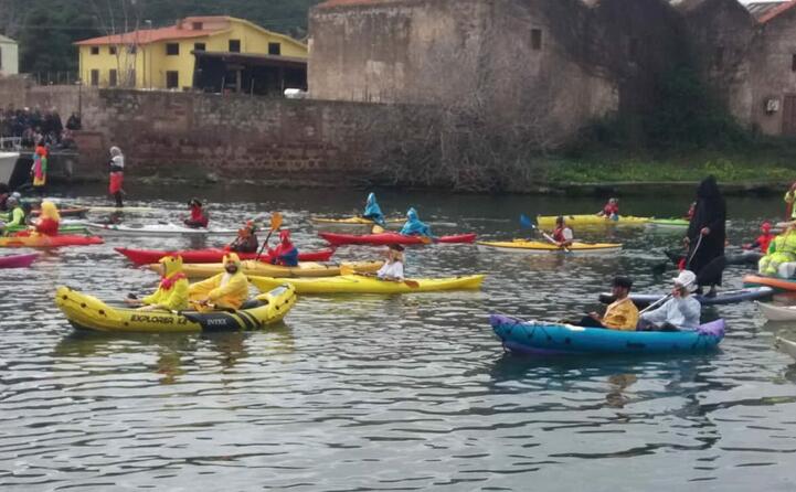sfilata lungo il fiume temo a bosa foto di giovanna betzu da carbonia