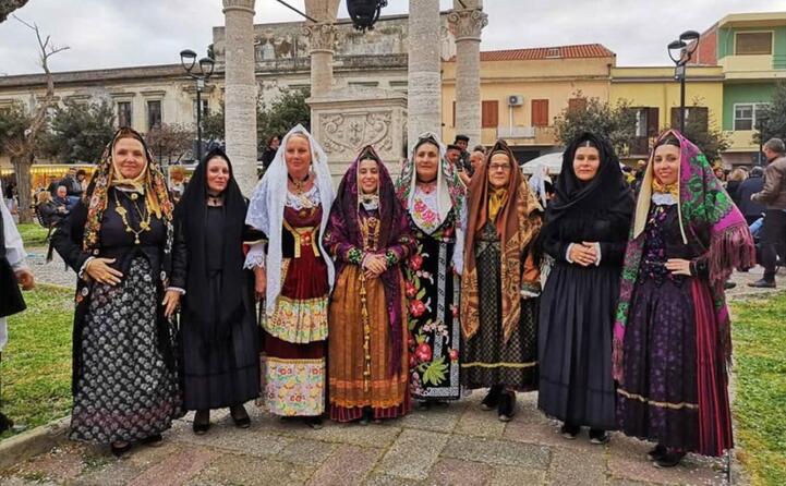 una bellissima e colorata foto di gruppo a oristano (scatto di martina profilo instagram martipinny)